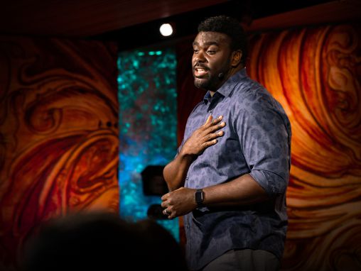 Click to play Marcus Bullock: Une appli qui aide les gens en prison à maintenir le lien avec leur famille