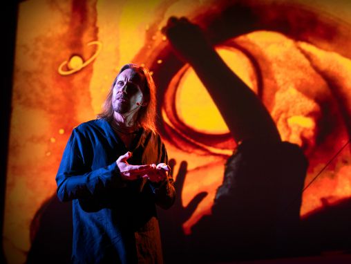 Click to play Beau Lotto et le Cirque du Soleil: Comment nous ressentons l'émerveillement - et pourquoi c'est important
