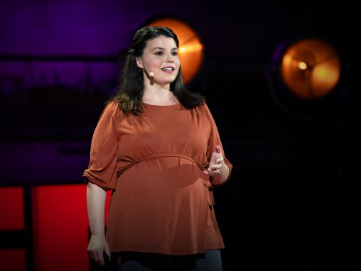 Click to play Cathy Mulzer: Cómo funcionan realmente los teléfonos inteligentes