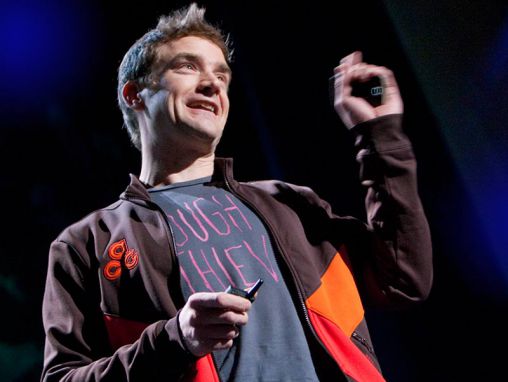 Click to play Renny Gleeson : les astuces antisociale sur téléphone portable