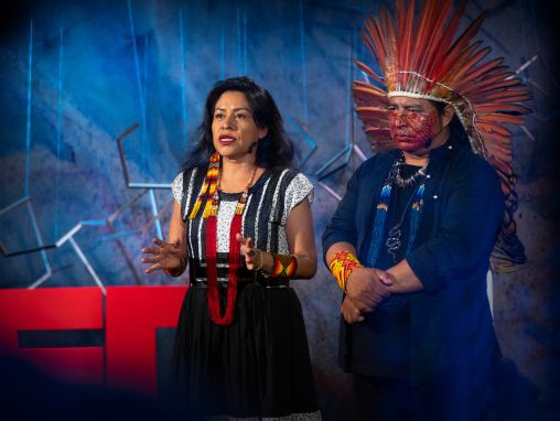 Click to play Tashka y Laura Yawanawá: El Amazonas le pertenece a la humanidad, vamos a protegerlo juntos