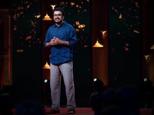 Click to play Mani Vajipey: Cómo los recicladores locales de la India podrían solucionar la contaminación por plástico