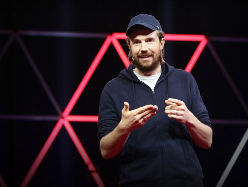 Click to play Mike Cannon-Brookes: Cómo usar el síndrome del impostor para nuestro beneficio
