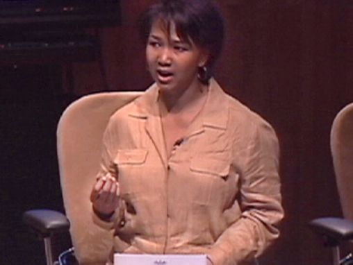 Click to play Mae Jamison sur l'enseignement simultané des arts et de la science