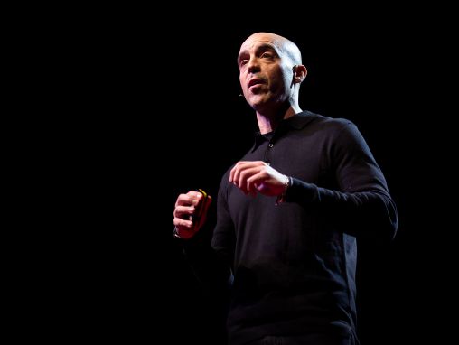 Click to play Sinan Aral: Cómo proteger la verdad en la era de la desinformación