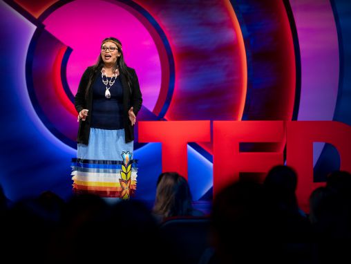 Click to play Kelsey Leonard: Por qué los lagos y ríos deberían tener los mismos derechos que los humanos