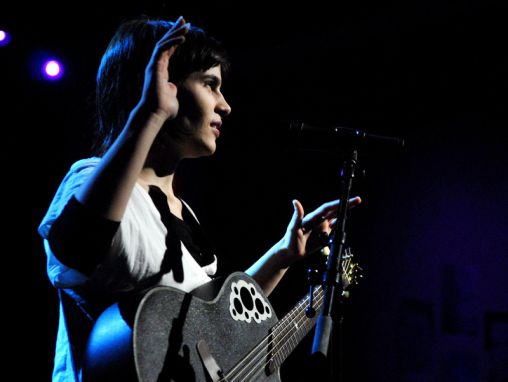 Click to play Kaki King interprète son nouveau single rock : "Pink Noise".