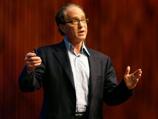 Click to play Ray Kurzweil: Une université pour la singularité à venir