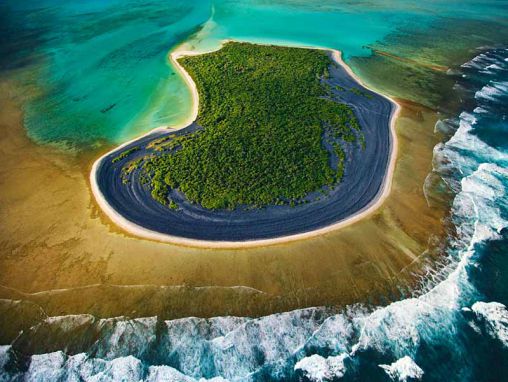 Click to play Yann Arthus-Bertrand montre notre fragile Terre en grand-angle.