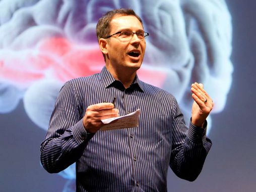 Click to play Tom Wujec expose les 3 voies de création du sens dans le cerveau