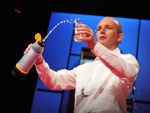 Click to play Michael Pritchard transforme de l'eau sale en eau potable