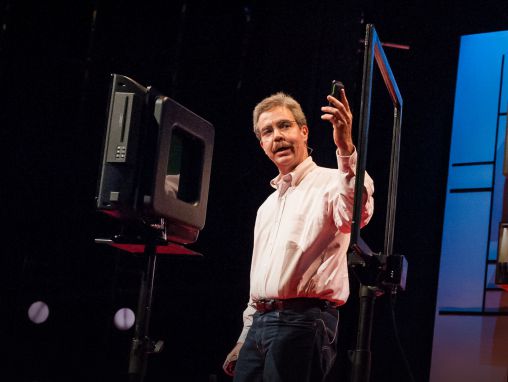 Click to play Eric Giler fait une démonstration d'électricité sans fil.