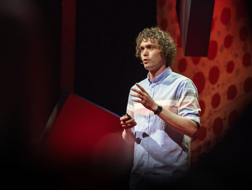 Alastair Gray: Come le borse false finanziano il terrorismo e il crimine organizzato