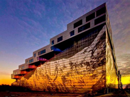 Click to play Bjarke Ingels: Trois histoires d'architecture en deux mots