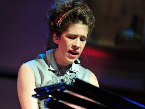 Click to play Imogen Heap interprète "A en attendre la fin"