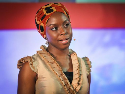 Click to play Chimanda Adichie: Le danger d'une histoire unique
