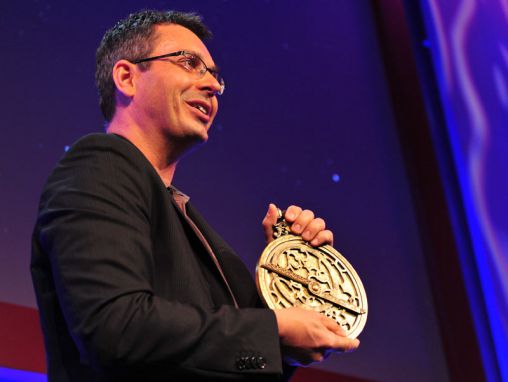 Click to play Tom Wujec explique le fonctionnement de l'astrolabe du 13ème siècle.