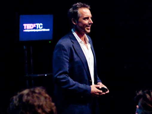 Click to play Dan Buettner: Hogyan éljünk 100 évig