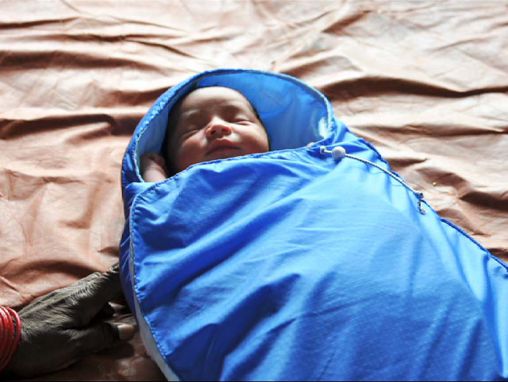 Click to play جېن چەن: ھاياتنى ساقلاپ قالىدىغان ئىسسىق مېھىر