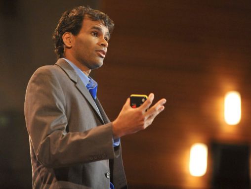 Click to play  	  Sendhil Mullainathan: Hogyan oldjunk meg szociális problémákat egy kis lökéssel