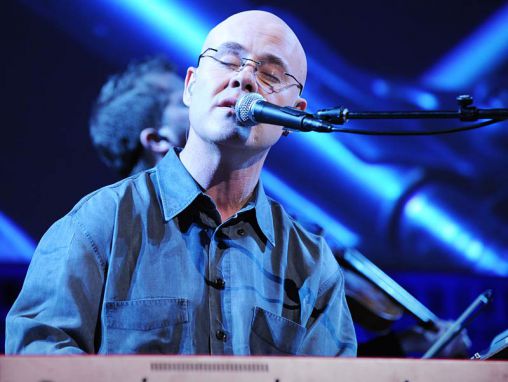 Click to play Thomas Dolby: "El amor es una pistola cargada"