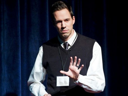 Click to play Dan Meyer: Las clases de matemáticas necesitan un cambio de imagen.