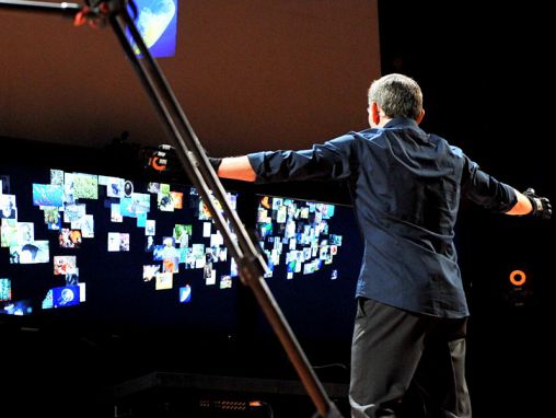 Click to play John Underkoffler apunta el futuro de la interfaz de usuario (UI)