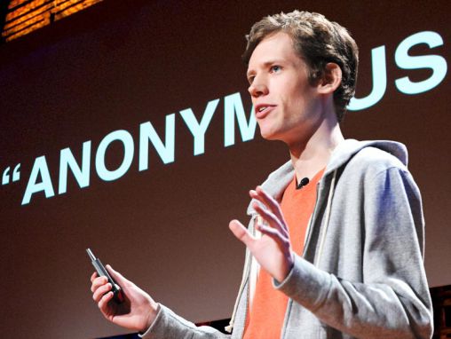 Click to play Christopher "moot" Poole: Az online anonimitás védelmében