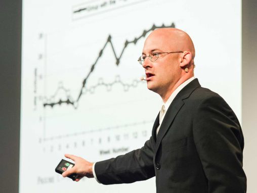 Click to play Clay Shirky: Hogyan fogja a kognitív többlet megváltoztatni a világot.