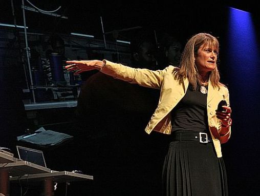 Click to play Jacqueline Novogratz parle de la fin de la pauvreté par l'investissement