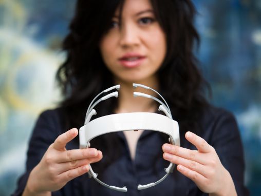 Click to play Tan Le: Egy headset, ami olvassa az agyhullámokat