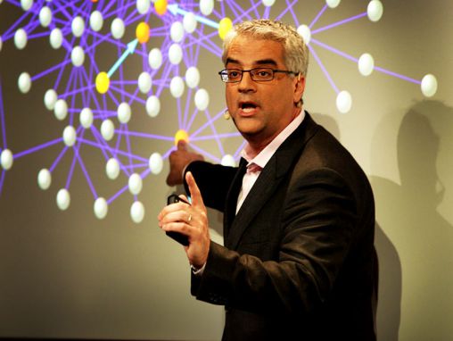 Click to play Nicholas Christakis: Miként jelzik előre a közösségi hálózatok a járványokat