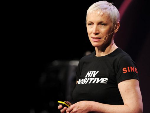 Click to play Annie Lennox: Miért vagyok HIV/AIDS aktivista?