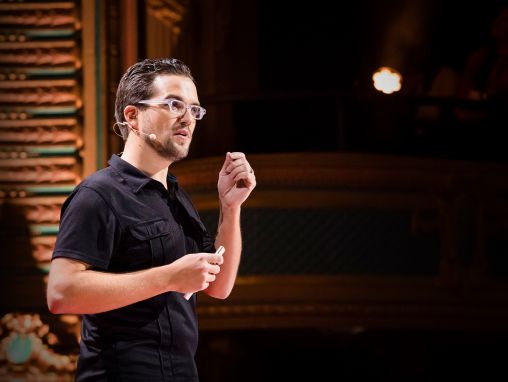 Click to play Џон Кери: Како архитектурата  гради достоинство за сите нас