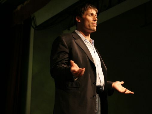 Click to play Tony Robbins: Pourquoi nous faisons ce que nous faisons